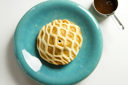 Веллингтон с говяжьми щечками и соусом демигляс