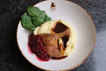 Утиная ножка конфи с брусникой 