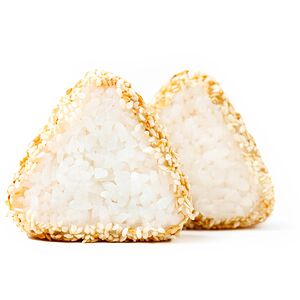 Онигири с лососем 