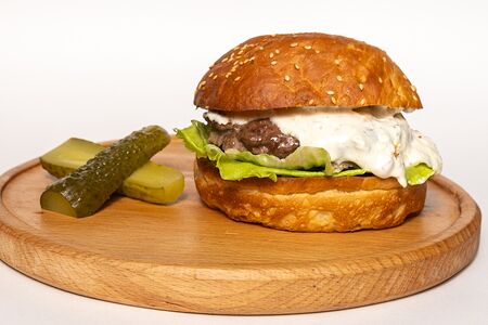 Бургер с соусом блю чиз