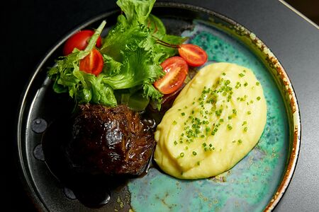 Говяжья щека с трюфельным пюре