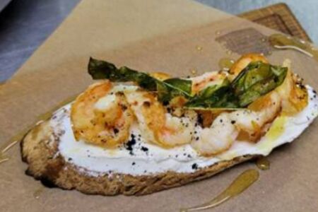 Брускетта с креветками