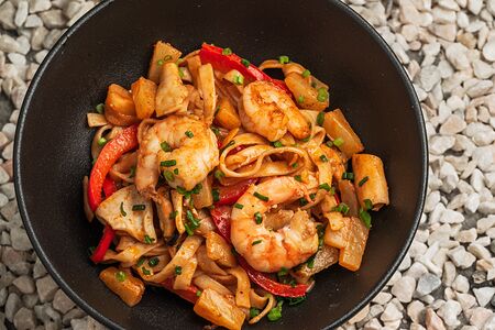 Удон в кисло-сладком соусе с ананасом