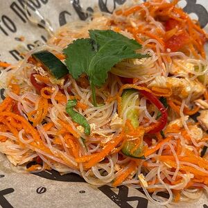 Салат с фунчозой и курицей