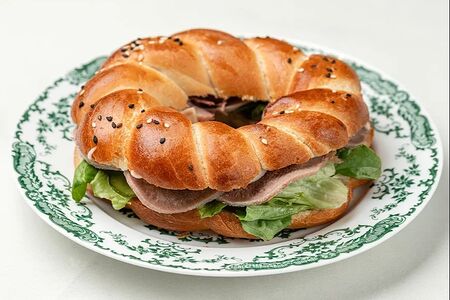 Калач с языком и печеным перцем