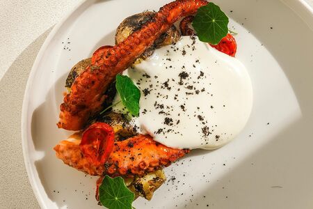 Осьминог с молодым картофелем