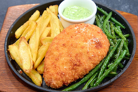 Цыпленок Кордон блю с клюквенным соусом