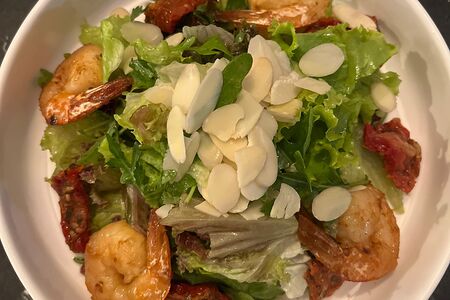 Салат с креветками и вялеными помидорами 