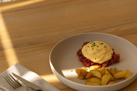 Тартар с картофелем и голландским соусом 