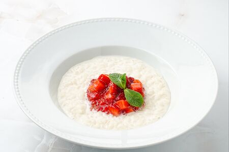 Каша рисовая со свежей клубникой