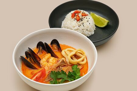 Том ям с морепродуктами