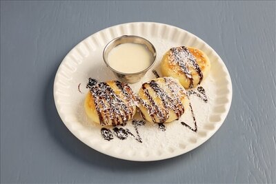 Сырники с шоколадным соусом и кокосовой стружкой