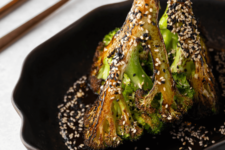 Брокколи на гриле с кисло-сладким соусом