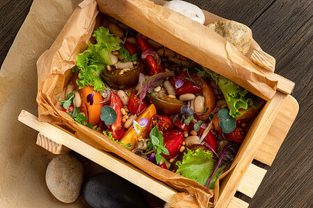 Ящик с помидорами и фасолью каннеллони