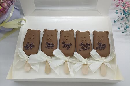 Пирожные кейк-попсы эскимо в виде мишек с шоколадными шариками