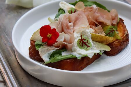 Бриошь с грушей и прошутто