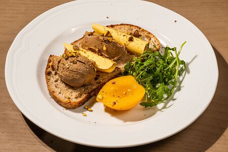 Тост с куриным паштетом 