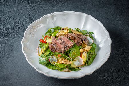 Стейк салат со шпинатом и жареными артишоками