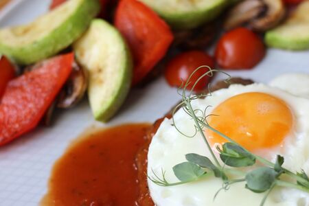 Бифштекс из говядины с овощами гриль