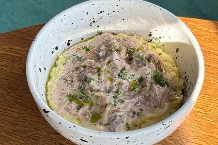 Толченый картофель с рваной говядиной и вешенками