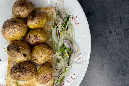 Картофель молодой на мангале