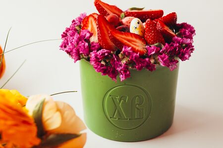 Пасхальный торт с малиновой начинкой 