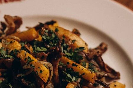 Жареный картофель с вешенками и луком