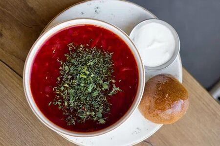 Борщ с пампушкой и сметаной 