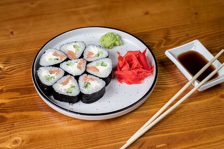 Ролл с лососем и творожным сыром