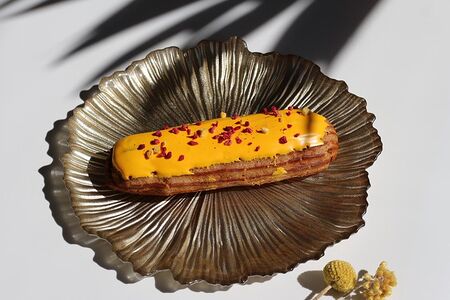 Манговый эклер