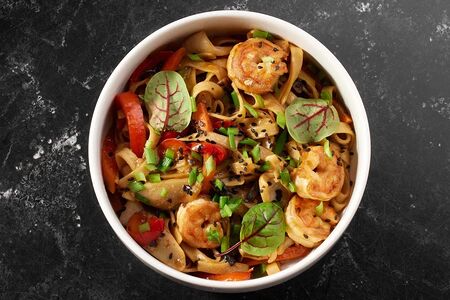 Wok с креветками и кальмарами