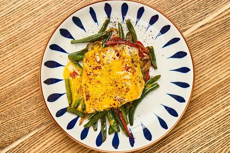 Филе судака с разными овощами под пряным кокосовым соусом