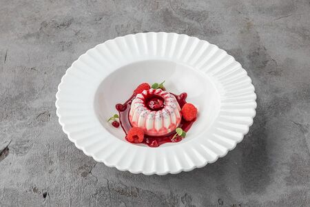 Панакота с малиновым соусом