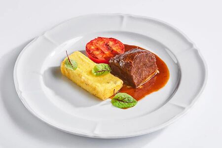 Телячьи щечки с полентой