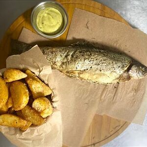 Форель, запеченная, с картофельными дольками