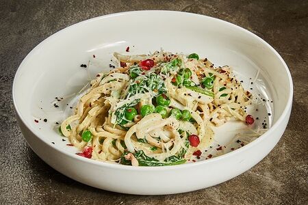 Лапша домашняя с кальмаром и шпинатом