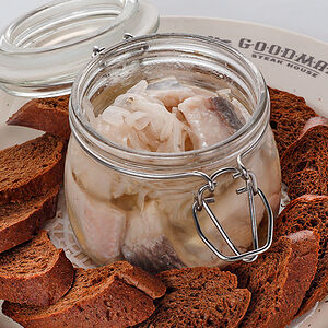 Сельдь с ржаными гренками