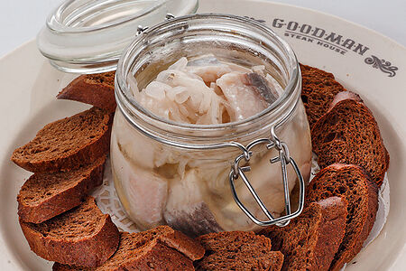 Сельдь с ржаными гренками