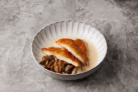 Бедро цыплёнка с грибами и соусом сакэ