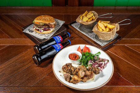 Комбо - огромный бургер, шашлык, дольки и Евервейс кола