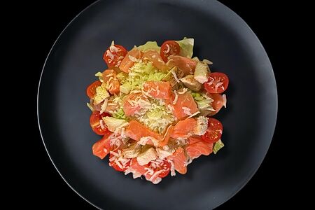 Салат Цезарь с лососем