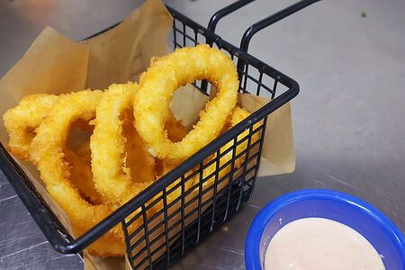 Хрустящий кальмар с розовым соусом