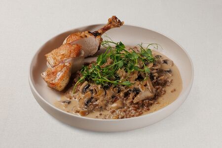 Куриное филе с гречей и грибным рагу