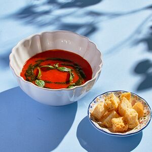 Томатный суп с гренками и соусом песто