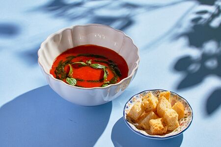 Томатный суп с гренками и соусом песто