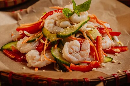 Салат Ном Том с креветками и проросшими ростками сои