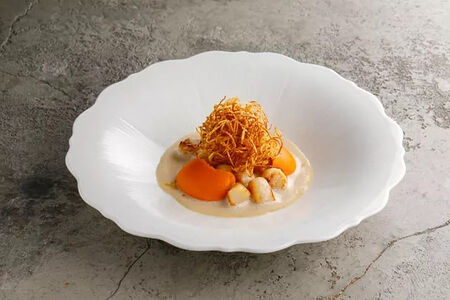 Гребешки с трюфельным понзу и кремом из моркови