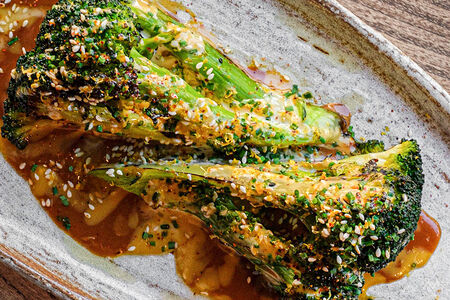 Брокколи, соус арахис, васаби айоли