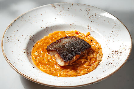 Треска с орзо и томатами