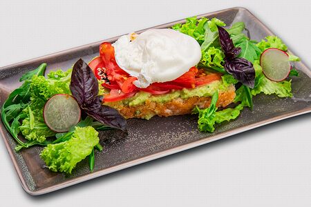 Тост с гуакамоле и яйцом пашот